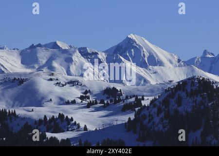 Pistes de ski dans l'Oberland bernois, Suisse. Vue depuis le domaine skiable de Rellerli. Vue sur les pistes de ski de Saanersloch et les montagnes enneigées Banque D'Images