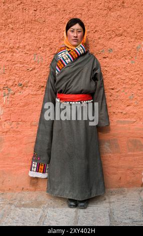 Portrait d'une femme tibétaine pris au monastère Labramg à Xiahe, Gansu, Chine. Banque D'Images