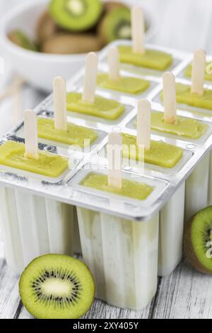 Quelques Kiwi Popsicles fraîches sur fond de bois (mise au point sélective, gros plan) Banque D'Images