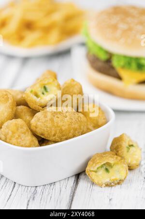 Nuggets au fromage faits maison (avec Chilis) sur fond vintage (mise au point sélective, gros plan) Banque D'Images