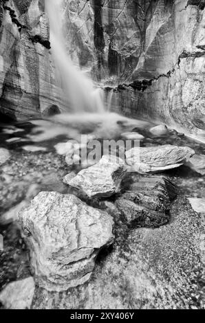 Cascade dans la grotte calcaire Trollkirka (Trollkyrkja, allemand : Église du troll), Moere et Romsdal Fylke, Norvège, septembre 2011, Europe Banque D'Images