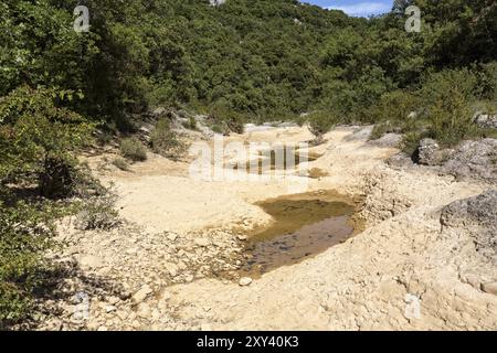 Lit de ruisseau asséché en Ardèche, sud de la France Banque D'Images