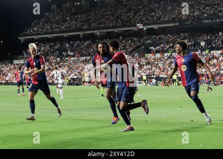 Madrid, Espagne. 27 août 2024. Les joueurs de Barcelone célèbrent un but lors du match LaLiga EA Sports 2024/25 entre Rayo Vallecano et Barcelone au stade Vallecas/ score final Rayo Vallecano 1:2 Barcelone (photo Guillermo Martinez/SOPA images/Sipa USA) crédit : Sipa USA/Alamy Live News Banque D'Images