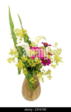 Bouquet de lis calla, zinnia et manteau de dame taillé sur blanc Banque D'Images