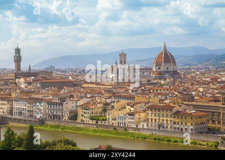 Paysage urbain de Florence avec Duomo Santa Maria Del Fiore depuis Piazzale Michelangelo, Italie, Europe Banque D'Images