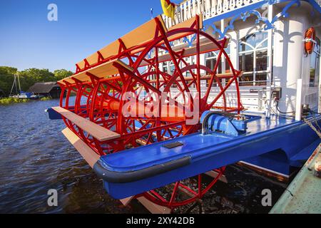 Roue d'eau rouge d'un vieux bateau à vapeur Banque D'Images