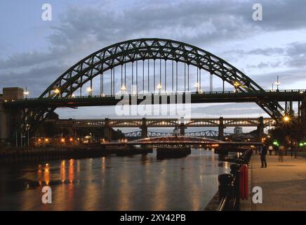 Ponts sur la rivière Tyne à Newcastle, Angleterre, Royaume-Uni, Europe Banque D'Images