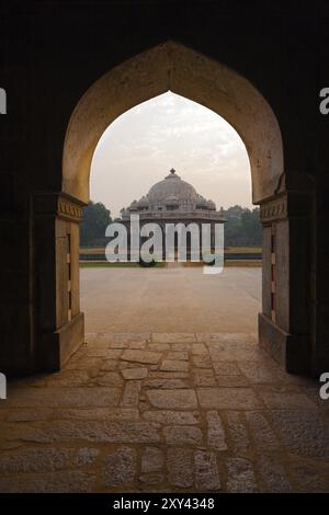 Une porte encadre la tombe Ali Isa Khan Niazi dans le complexe de tombes Humayun à Delhi, en Inde, en Asie Banque D'Images