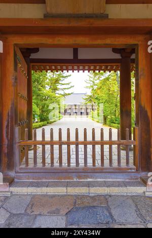 En regardant à travers la porte principale de l'extérieur sur le trottoir en descendant la passerelle de l'extérieur à la salle d'or classique, Kondo, un trésor national, de la Tosh Banque D'Images