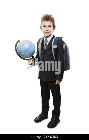 Beau garçon enfant souriant élève dans la main de costume d'affaires tenant la planète Terre globe et sac à dos d'école blanc isolé Banque D'Images