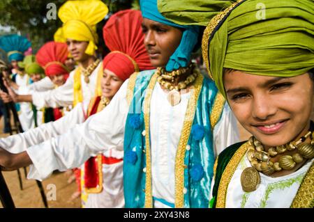 Le punjabi Bhangra danseurs dans l'action. Banque D'Images