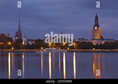 Riga nuit paysage urbain. La Lettonie Banque D'Images