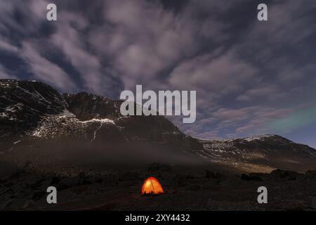 Tente au clair de lune, Laponie, Norrbotten, Suède, octobre 2014, Europe Banque D'Images