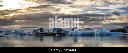Coucher de soleil spectaculaire dans le célèbre lagon du glacier de Jokulsarlon en Islande Banque D'Images