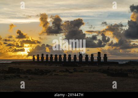 À l'ahu Tongariki moai sur l'île de Pâques au lever du soleil Banque D'Images