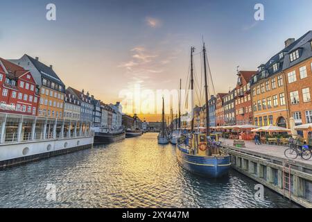 Copenhague Danemark, coucher de soleil sur la ville au port de Nyhavn avec maison colorée Banque D'Images