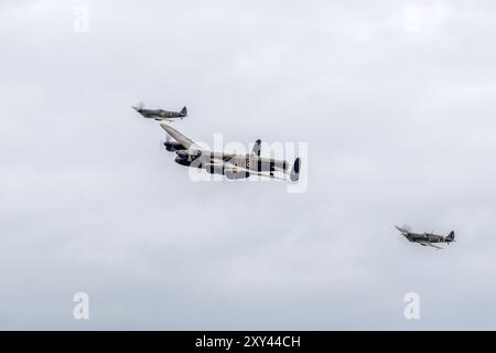 Avro Lancaster flanqué de deux Spitfires Banque D'Images