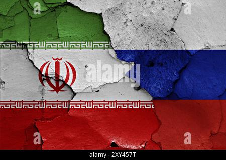 Drapeaux de l'Iran et de la Russie peints sur un mur fissuré Banque D'Images