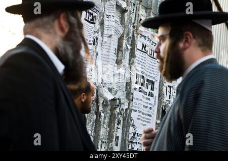 Hommes juifs haredi socialisant dans le quartier ultra-orthodoxe de Geula à Jérusalem, Israël. Banque D'Images