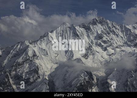 Montagne enneigée Ponggen Dopchu vue de Tserko Ri. Scène printanière dans la vallée du Langtang, Népal, Asie Banque D'Images