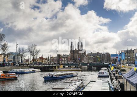 AMSTERDAM, PAYS-BAS, 4 MARS 2016 : vue de l'église Saint-Nicolas et du canal du Vieux centre d'Amsterdam aux pays-Bas Banque D'Images