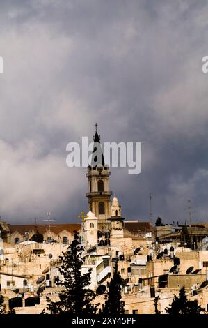 Une vue lointaine de l'Eglise orthodoxe russe de l'Ascension sur le Mont des Oliviers à Jérusalem. Banque D'Images