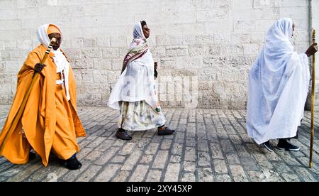 Pèlerins éthiopiens marchant sur la via Dolorosa lors de la procession du Vendredi Saint dans la vieille ville de Jérusalem. Banque D'Images