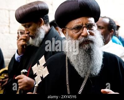 Prêtres orthodoxes éthiopiens marchant sur la via Dolorosa pendant les vacances du vendredi Saint dans la vieille ville de Jérusalem. Banque D'Images