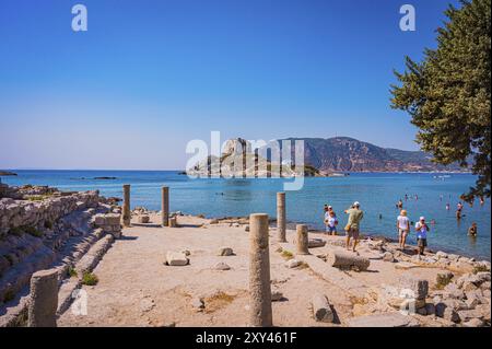 Ruines antiques sur le rivage avec vue sur la mer et une île rocheuse en arrière-plan, Agios Stefanos, île de Kos, Grèce, Europe Banque D'Images