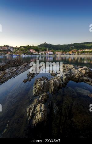 Baie de Collioure avec rochers et plage au lever du soleil à Occitanie en France Banque D'Images