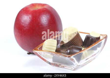 Pomme rouge et bonbons, fond blanc Banque D'Images