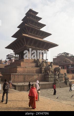 Bhaktapur, Népal, 4 décembre 2014 : des gens devant la pagode Nyatapola sur la place Taumadhi, en Asie Banque D'Images