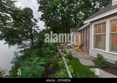 Cottage patio sur le rivage surplombant le lac Banque D'Images