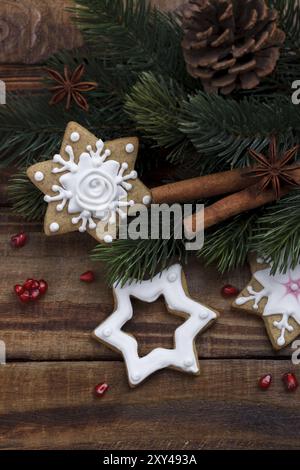 Cookies faits maison de Noël des bâtons de cannelle anis étoilé pine tree branch Banque D'Images