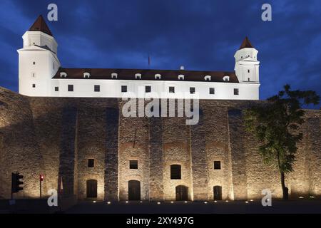 Château de Bratislava la nuit en Slovaquie, haut mur avec contreforts fortification, monument historique et point de repère de la ville Banque D'Images