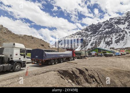 Las Cuevas, Argentine, 25 novembre 2015 : camions en attente pour traverser la frontière de l'Argentine au Chili, en Amérique du Sud Banque D'Images