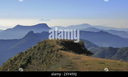 Tôt le matin à Ghale Gaun, zone de conservation de l'Annapurna. Chaînes de montagnes et collines par une journée brumeuse Banque D'Images