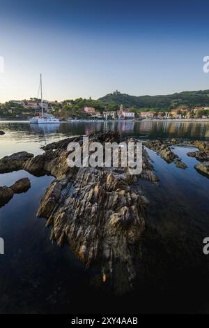 Baie de Collioure avec rochers et plage au lever du soleil à Occitanie en France Banque D'Images