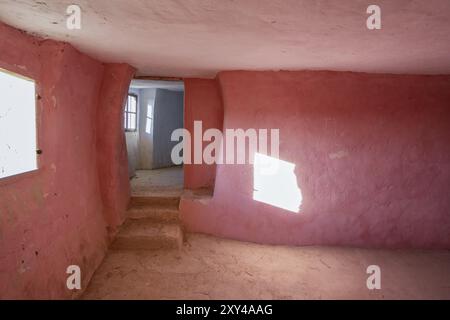 Argueda grottes abandonnées salon intérieur avec porte, en Espagne Banque D'Images