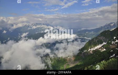 Belles vues sur les montagnes du Caucase d'une hauteur Banque D'Images