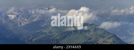 Panorama de montagne du Nebelhorn, 2224m, au sud à Kanzelwand, station de montagne du téléphérique de Kanzelwand, le Fellhorn nuageux et Soeller Banque D'Images