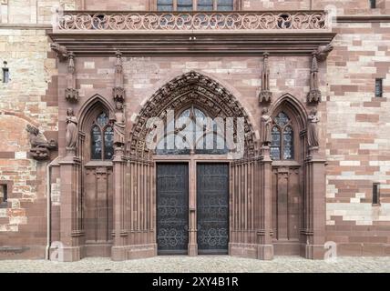 Bâle, Suisse, 20 octobre 2016 : porte d'entrée principale de l'historique Basel Minster, Europe Banque D'Images