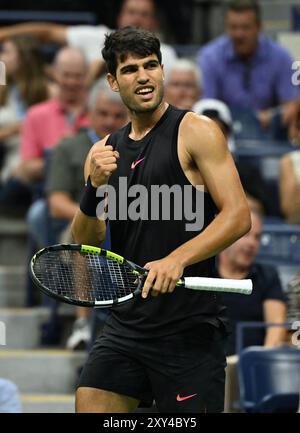 Flushing NY, États-Unis. 27 août 2024. **PAS DE JOURNAUX de New York** Carlos Alcaraz vs Li tu lors de l'US Open 2024 au Centre National de Tennis Billie Jean King de l'USTA le 27 août 2024 à Flushing Queens. Crédit : Mpi04/Media Punch/Alamy Live News Banque D'Images