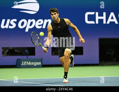 Flushing NY, États-Unis. 27 août 2024. **PAS DE JOURNAUX de New York** Carlos Alcaraz vs Li tu lors de l'US Open 2024 au Centre National de Tennis Billie Jean King de l'USTA le 27 août 2024 à Flushing Queens. Crédit : Mpi04/Media Punch/Alamy Live News Banque D'Images