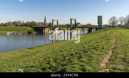 Duisbourg, Rhénanie du Nord-Westphalie, Allemagne, 27 mars 2017 : pont levant avec la Johanneskirche (église) de Walsum en arrière-plan, Europe Banque D'Images