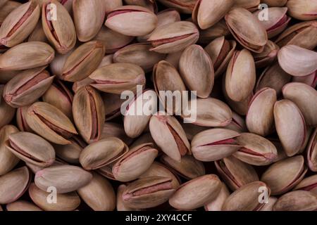 Pistaches dans un bol en bois, gros plan, focus sélectif low key Banque D'Images