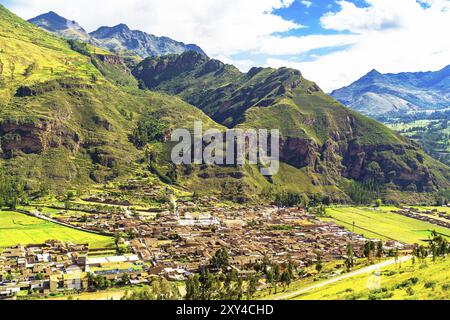 Avis de Pisac village et le Willkanuta Rivière à la Vallée Sacrée des Incas au Pérou Banque D'Images