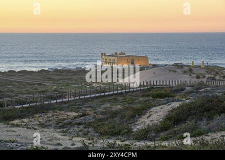 Praia do Guincho Beach et Hôtel Fortaleza un jour d'été à Sintra, Portugal, Europe Banque D'Images