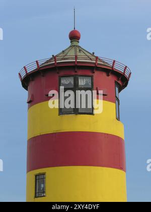 Le phare de Pilsum se trouve en Frise orientale et sert aujourd'hui de bureau d'enregistrement, entre autres choses Banque D'Images