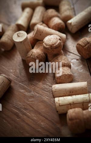 Vue sur la pile de divers bouchons de bouteilles de vin et de champagne sur fond en bois Banque D'Images